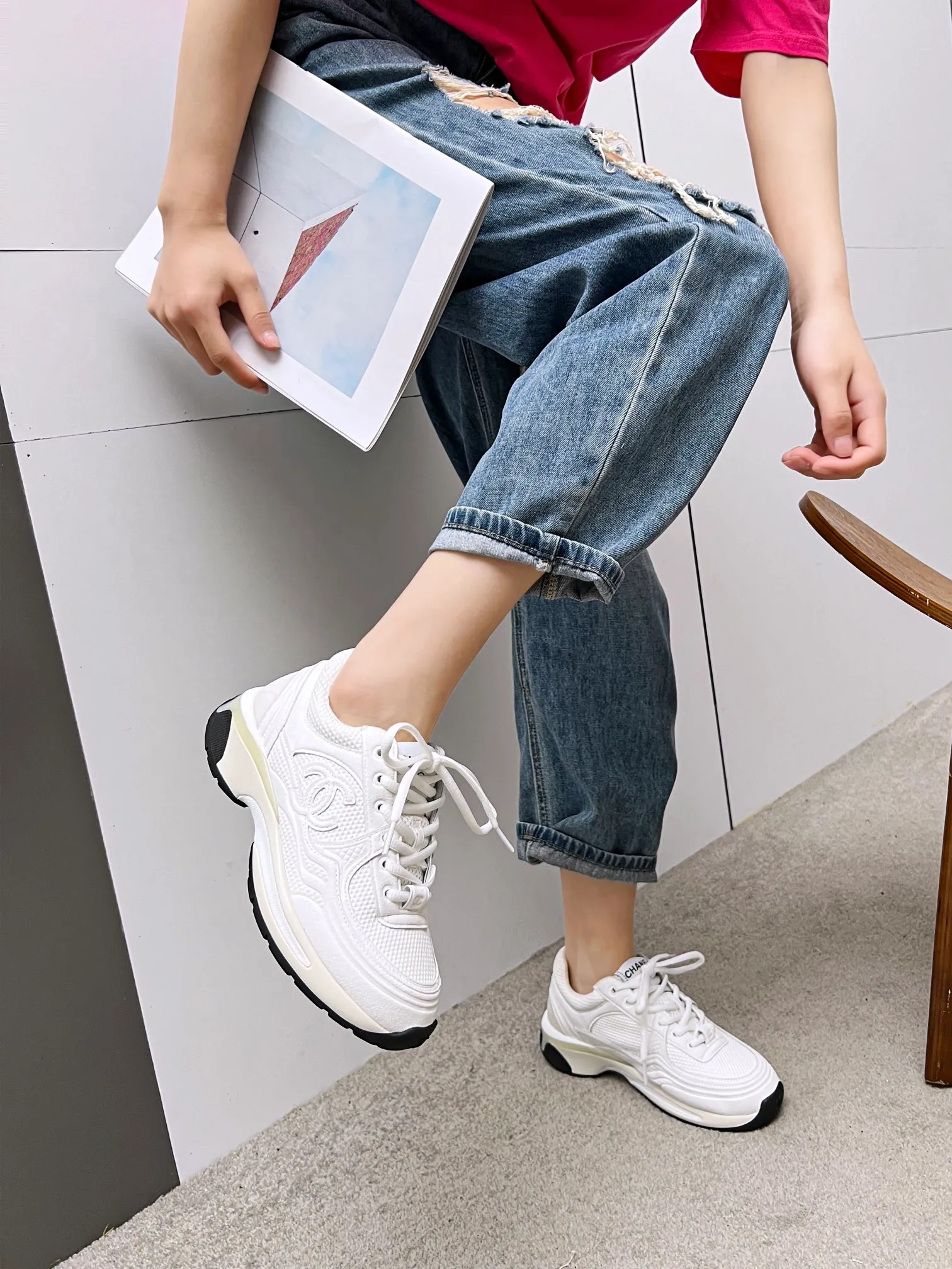👟👟Ex-factory price 640👟👟 chanel Chanel 2024 early spring vacation series latest casual sports shoes silver white, gold white, silver gray, black and red! Incomparably beautiful and easy to wear, very light, the lining is also super soft, super comfortable, the upper is breathable, the color is high-end and durable, versatile. Upper: cowhide and cloth stitching. Inner: breathable mesh. Original foam combination outsole. Size: 35-40.
